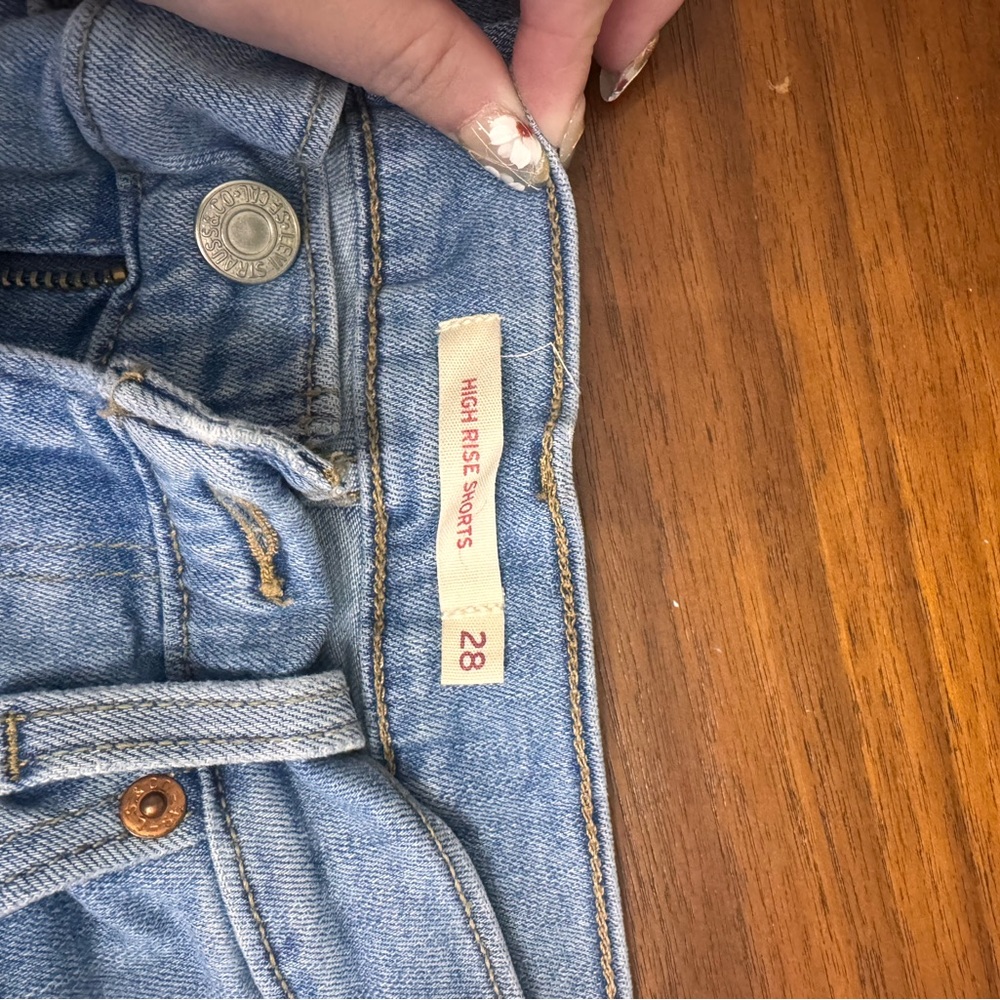 Levi’s high rise Denim Shorts - Picture 3 of 4